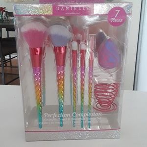 NWT Danielle creations make up brush set